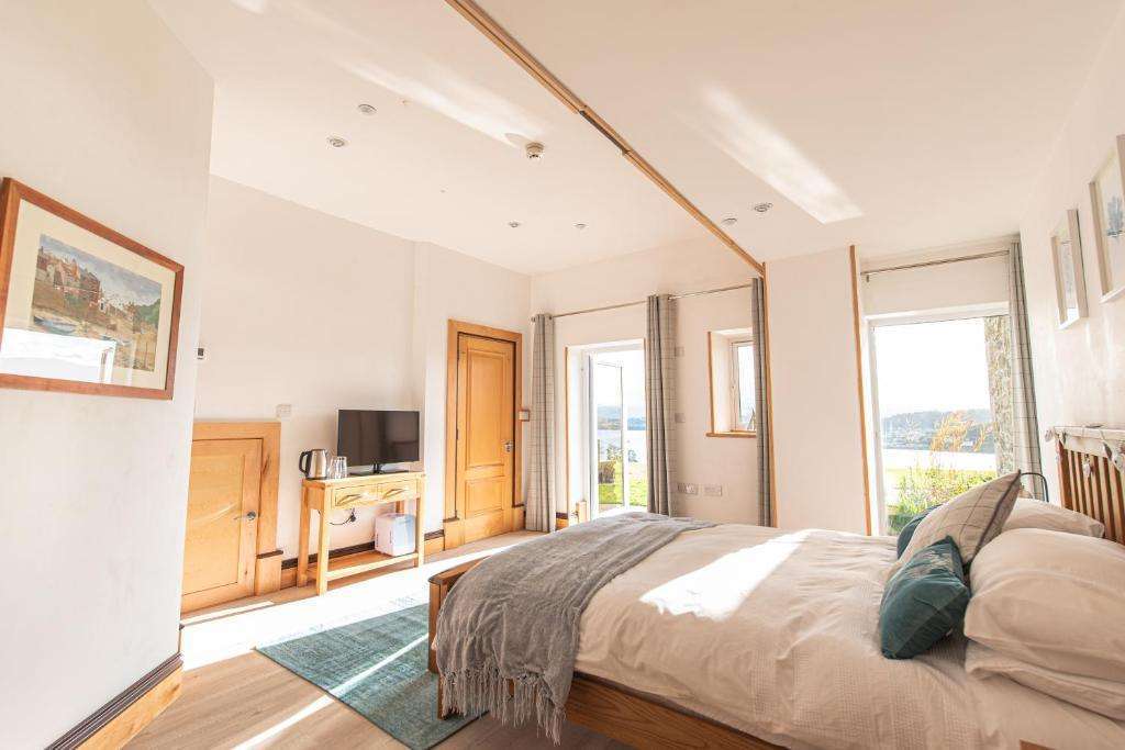 Coed y Berclas self catering holiday rental overlooking the Menai Strait, and the mountains of Snowdonia, near Beaumaris, Anglesey.