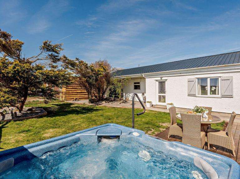 Lake Dinam Holiday Cottage Rhosneigr, Anglesey