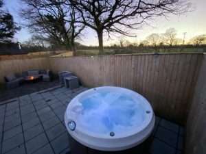 Acorn Cottage with Hot Tub