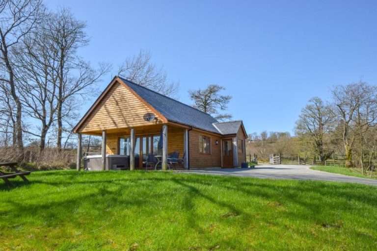 LLanddewi Holiday Lodge with Hot Tub